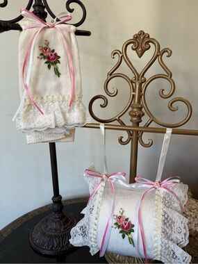 💐 Hand Crafted Floral Hand Towel with Matching Toilet Paper Sachet 💐